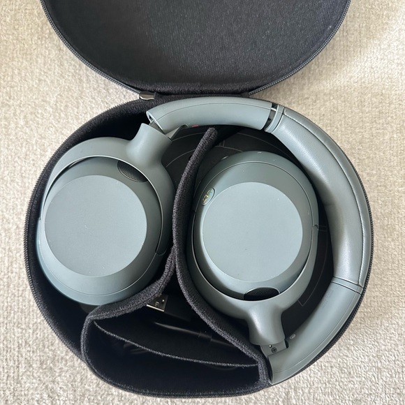 Sony Over-Ear Headphones - Picture 1 of 3